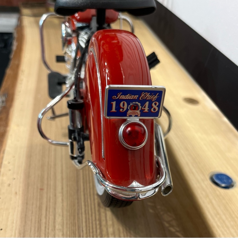 1948 Indian Chief die-cast motorcycle - Picture 8 of 11